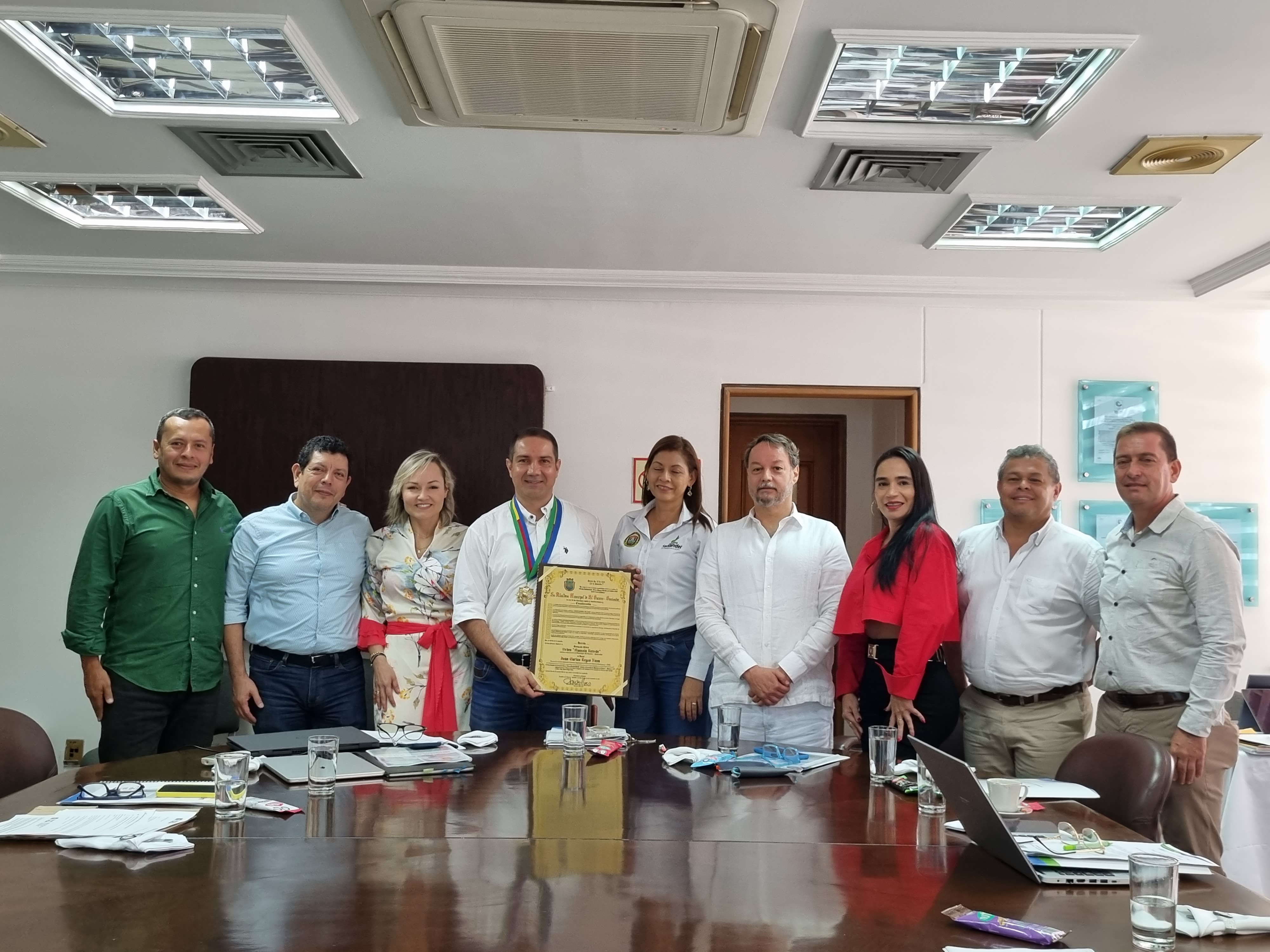 Director de la CDMB recibió la máxima condecoración por parte del municipio del Socorro