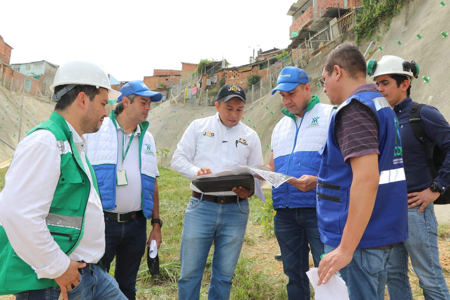 Con 9.747 metros cuadrados de pantallas ancladas, la CDMB mitigó el riesgo de tragedias en tres comunas de Bucaramanga